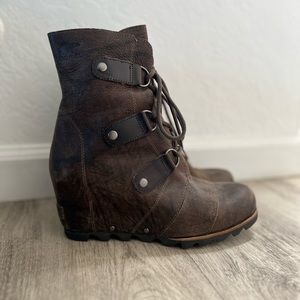 Sorel Leather Mid-Calf Lace-Up Boots (size 7.5)
